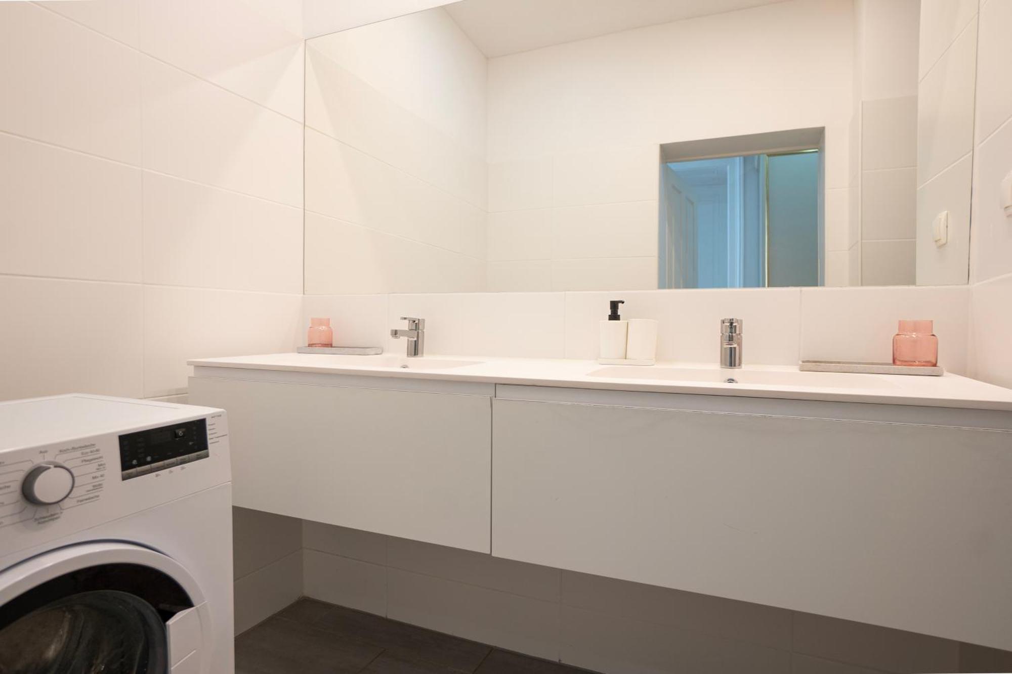 Charming 2-Room Apartment With Balcony, 15 Min To Center Vienna Exterior photo